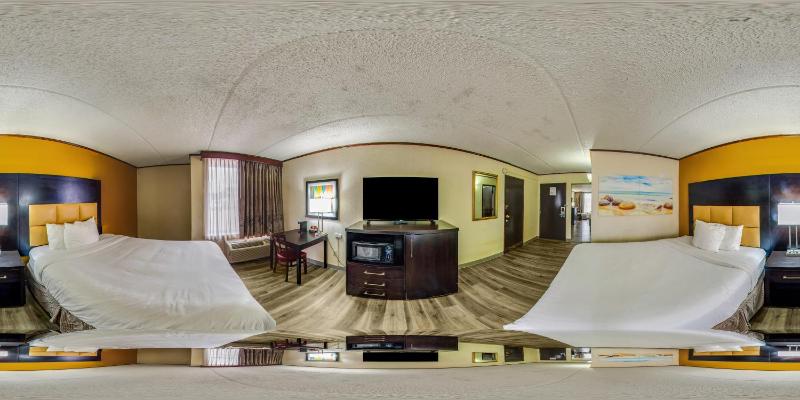 Queen Suite with Two Queen Beds and Sofa Bed - Non Smoking image 3