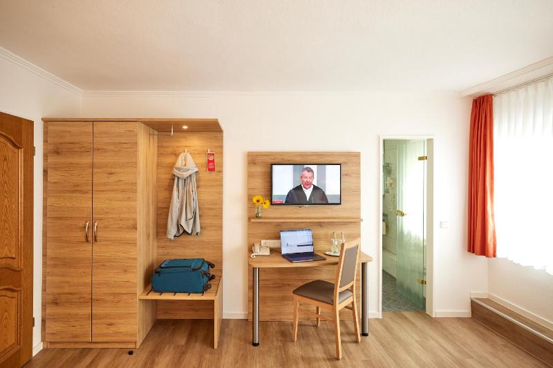 Double Room image 3