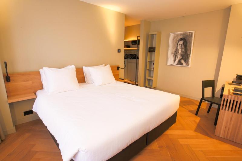 Double Room image 3