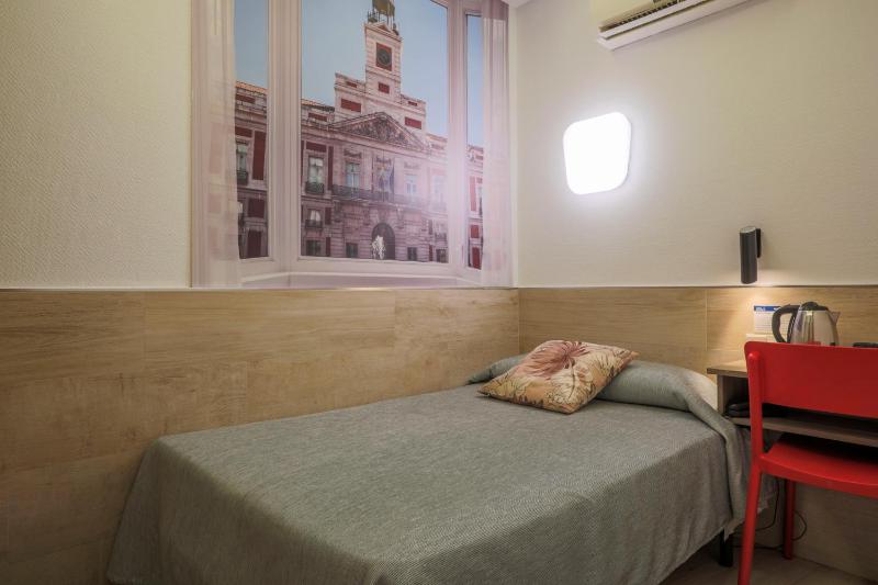 Budget Single Room image 4