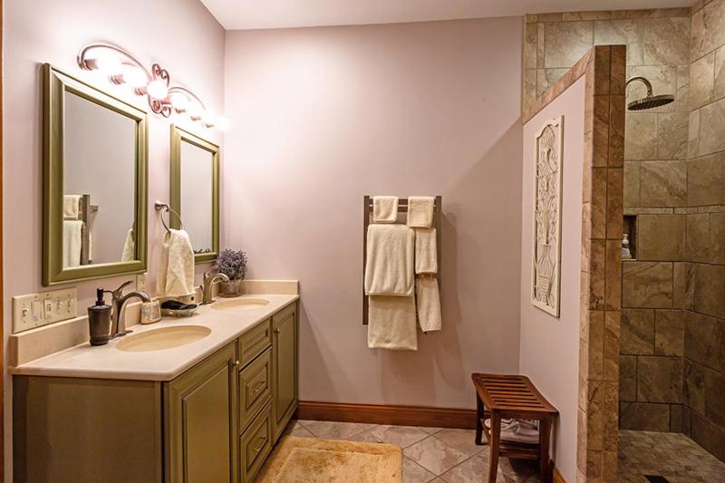 King Suite with Spa Bath image 2