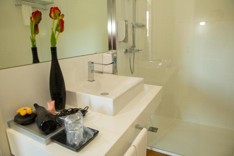 Twin Room image 4
