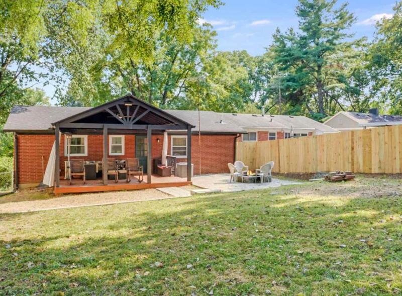 Charming 4-Bed Home with Modern Touches & Porch - image 36