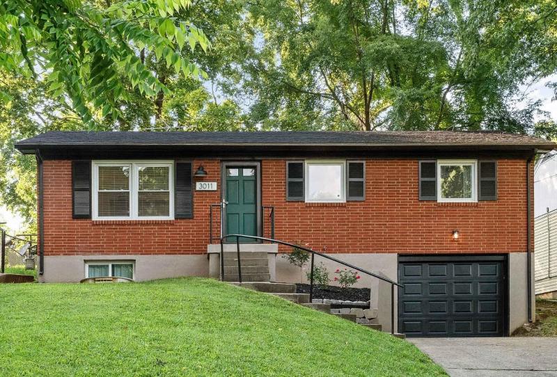Charming 4-Bed Home with Modern Touches & Porch - image 27