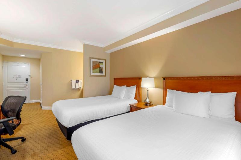 Double Room with Two Double Beds with Roll-in Shower - Accessible/Non-Smoking image 3