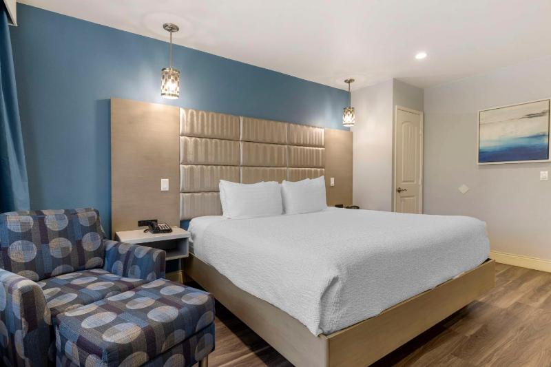 Quadruple Room with One King Bed and One Queen Bed - Disability Access/Non-Smoking image 4