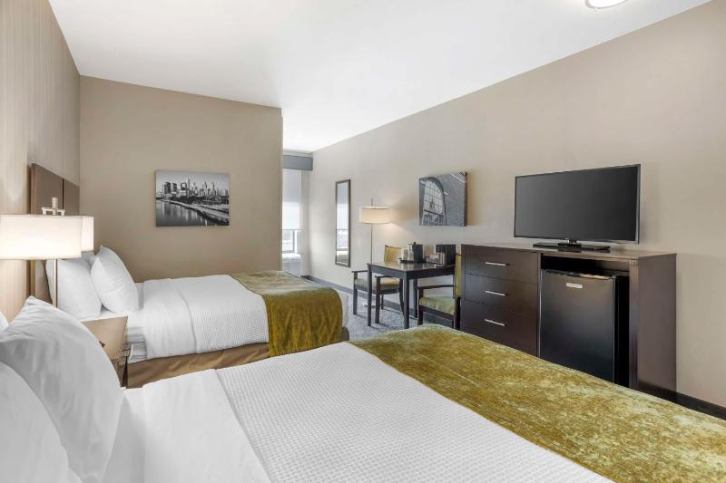 Queen Room with Two Queen Beds and Roll-In Shower - Disability Access image 4