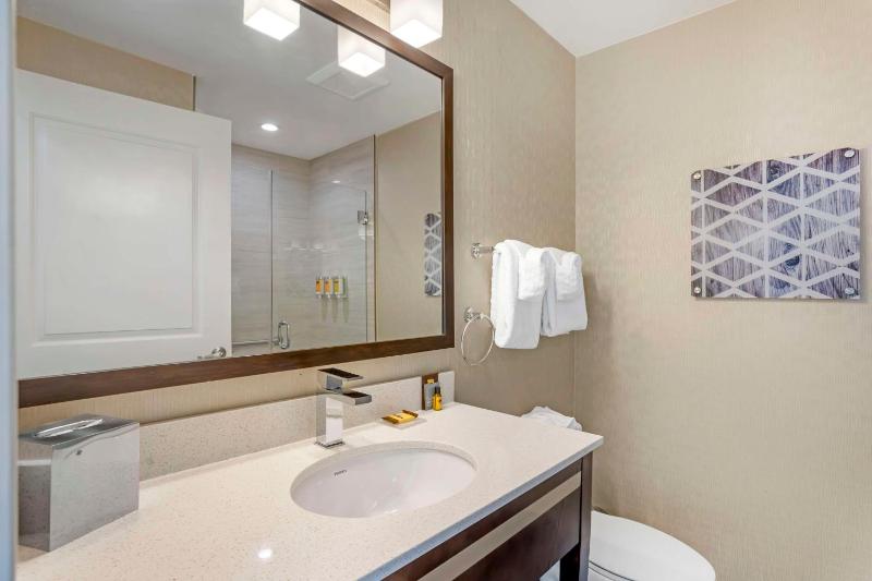 Queen Room with Two Queen Beds and Roll-In Shower - Disability Access image 3