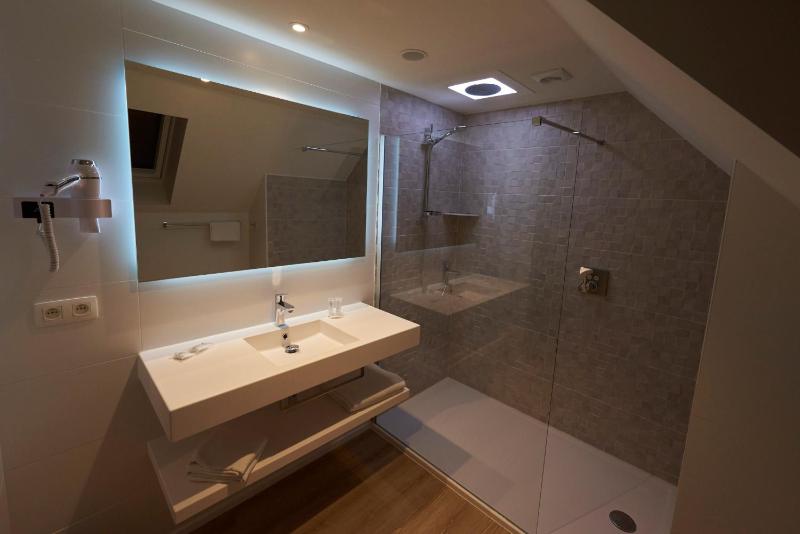 Small Double Room image 1