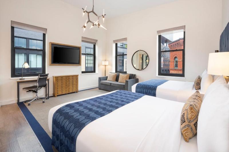 Queen Suite with Two Queen Beds image 4
