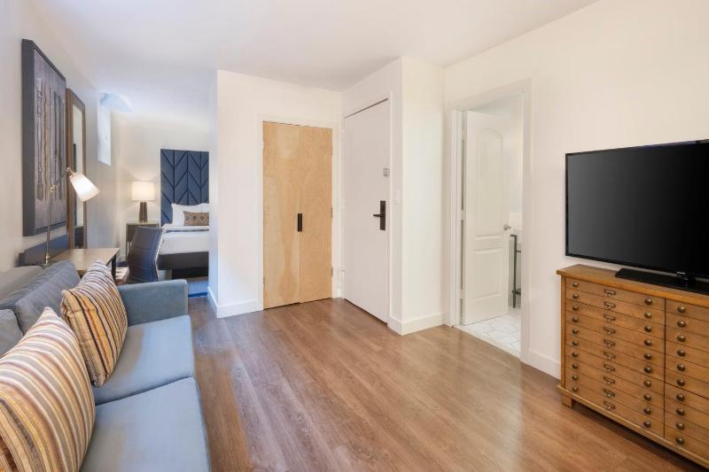 Queen Suite image 3