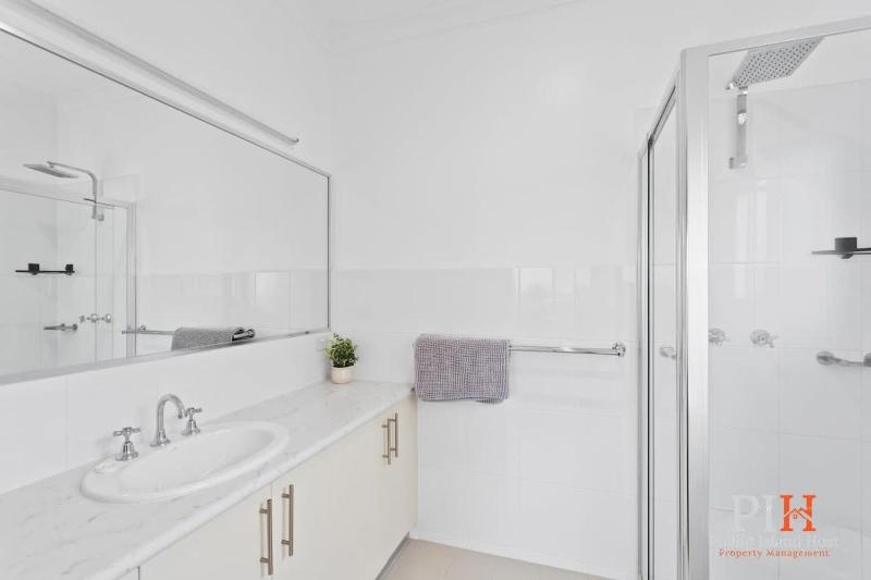 Spacious 4-Bd in Cowes sleeps 8 - image 4