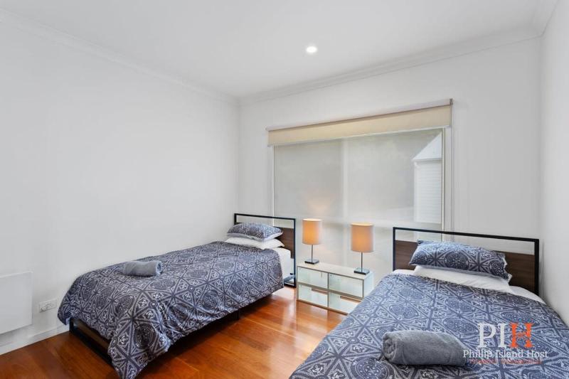 Spacious 4-Bd in Cowes sleeps 8 - image 9