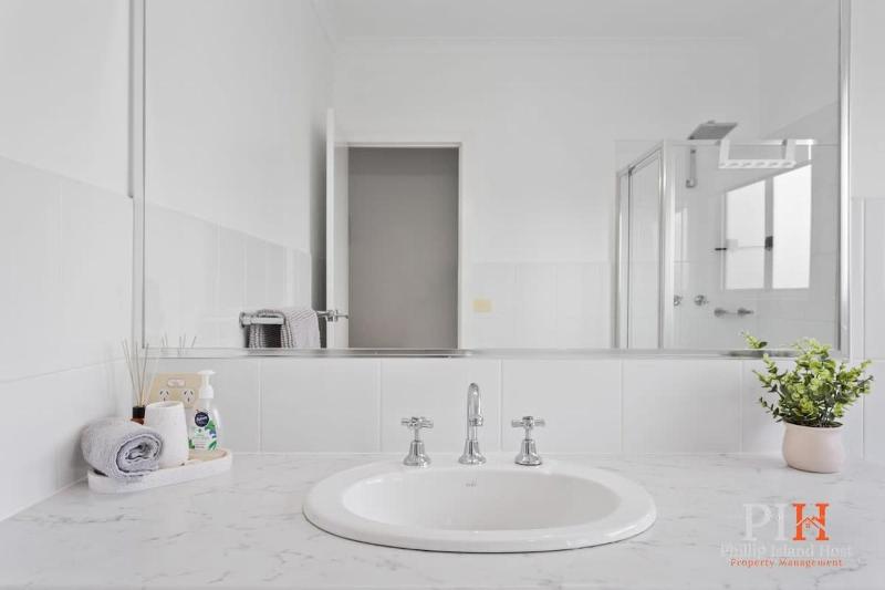 Spacious 4-Bd in Cowes sleeps 8 - image 3