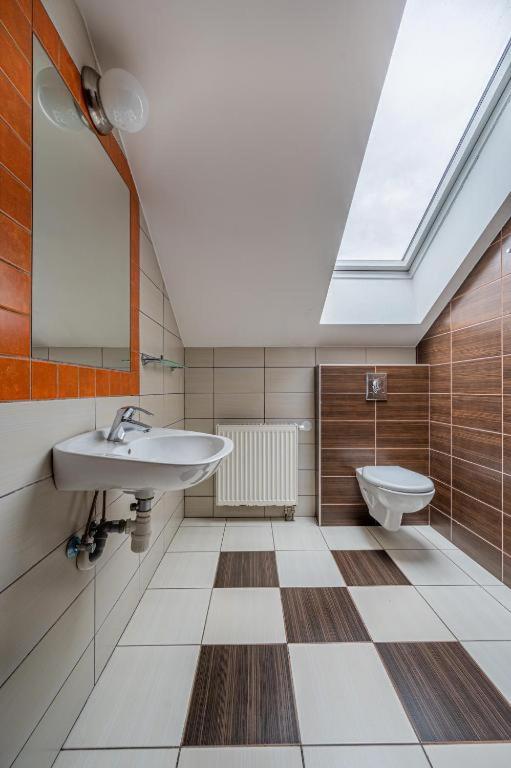 Triple Room with Shared Bathroom image 2