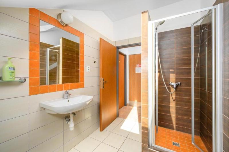 Triple Room with Shared Bathroom image 3