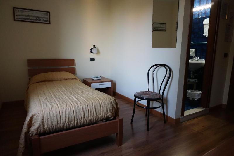 Single Room image 4