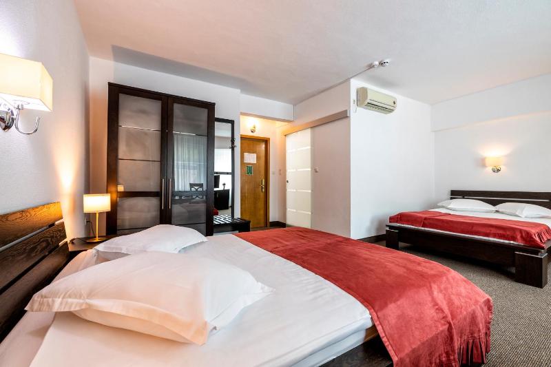 Twin Room image 3