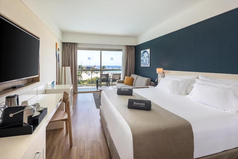 Deluxe Room with Sea View image 1