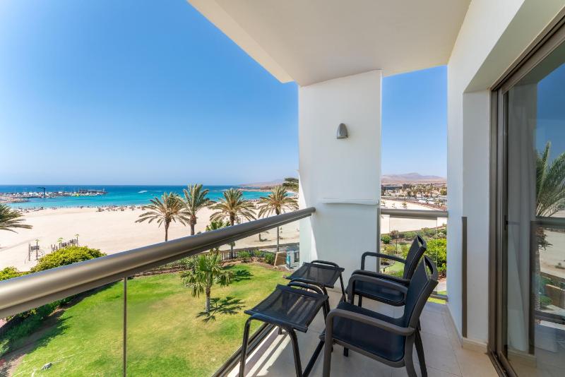 Deluxe Room with Sea View image 3