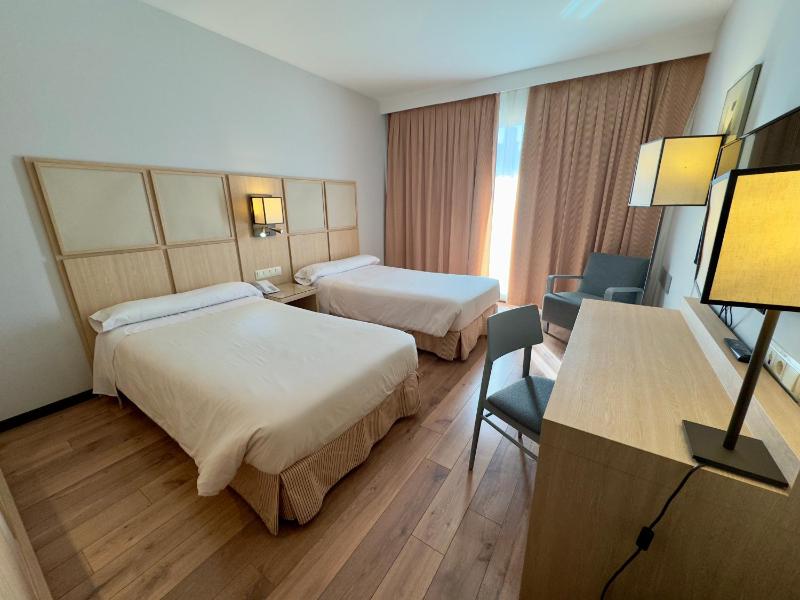 Twin Room image 3