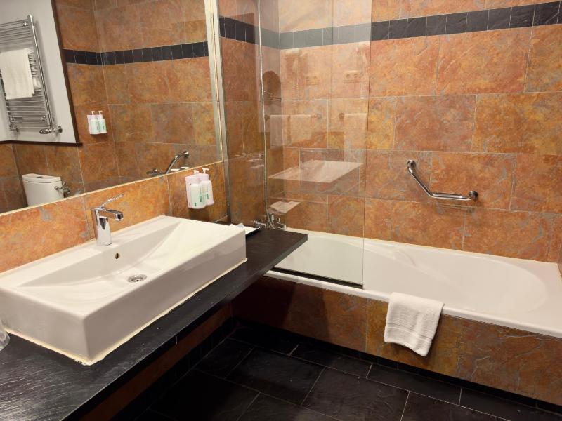 Double or Twin Room - Disability Access image 2