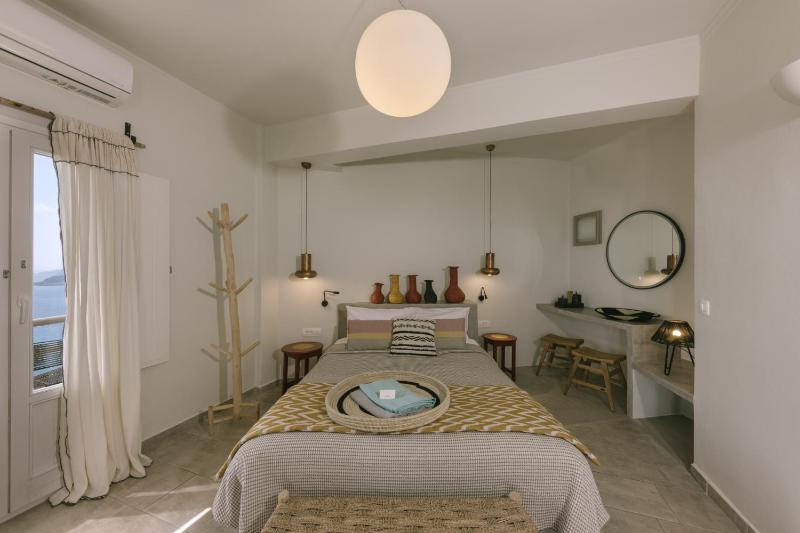 Jacuzzi Suite with Volcano View image 3