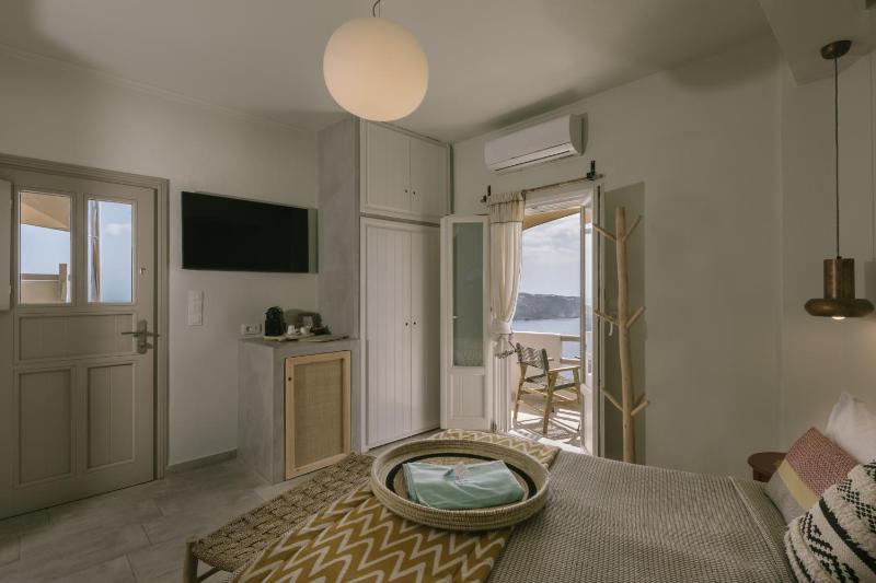 Jacuzzi Suite with Volcano View image 2