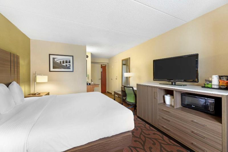 King Room with Roll-In Shower - Disability Access/Non-Smoking image 4