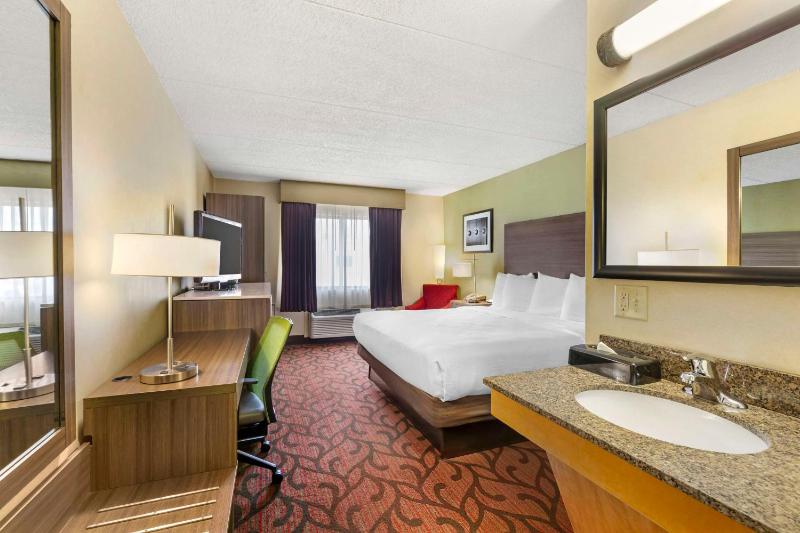 King Room with Roll-In Shower - Disability Access/Non-Smoking image 3