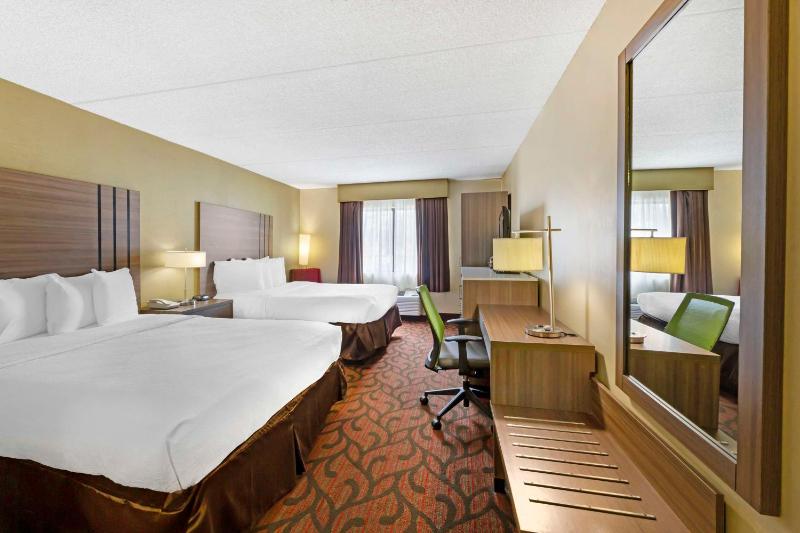 Queen Room with Two Queen Beds - Non-Smoking image 3