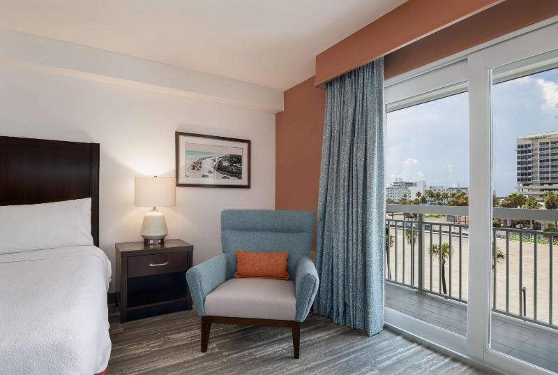Standard King Room image 3