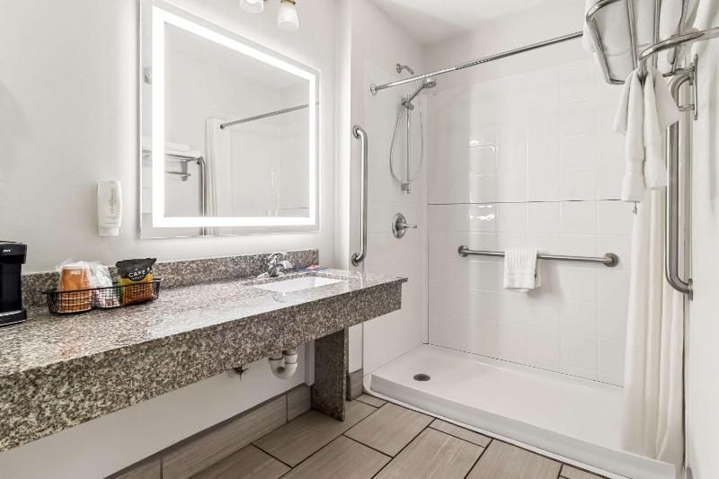 Double Room with Two Double Beds - Accessible/Smoking image 1