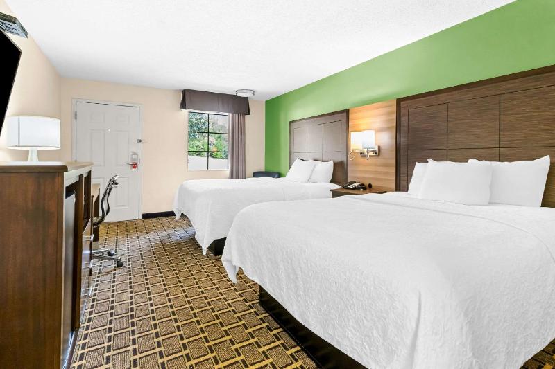 Queen Room with Two Queen Beds - Non-Smoking image 4