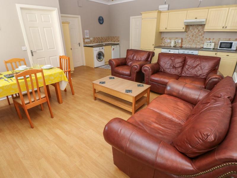 Hilton Snug - image 1