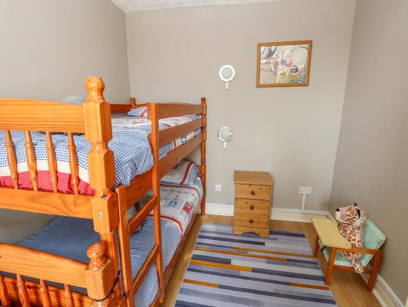 Hilton Snug - image 15