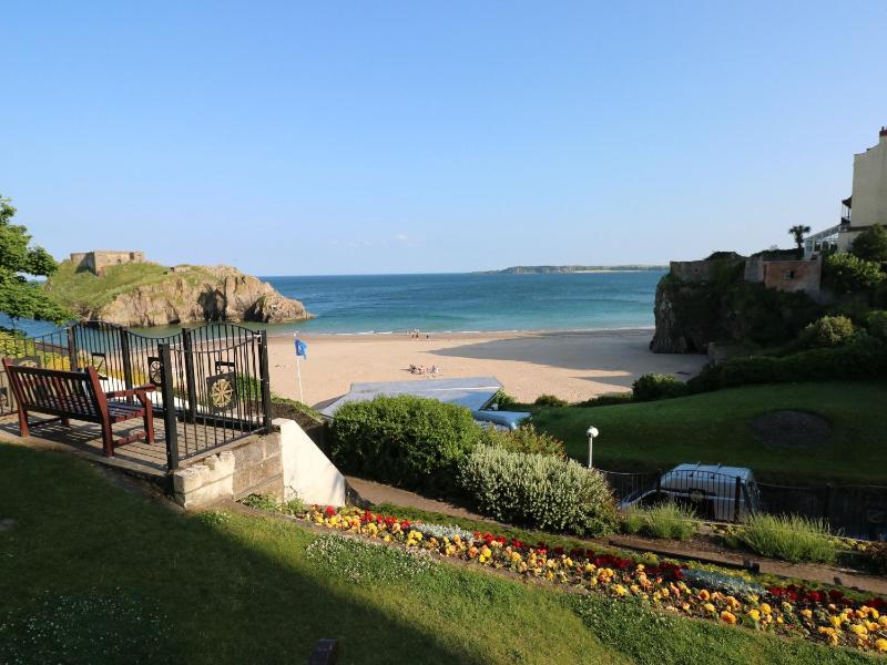 Hilton Snug - image 10