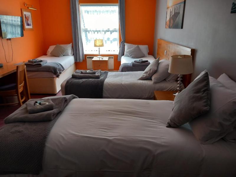 Classic Quadruple Room image 2