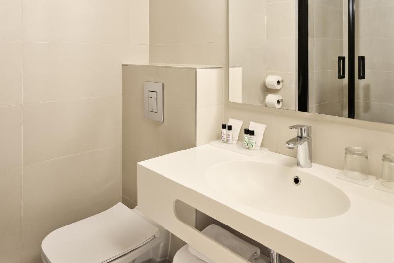 Standard Room with Balcony image 2