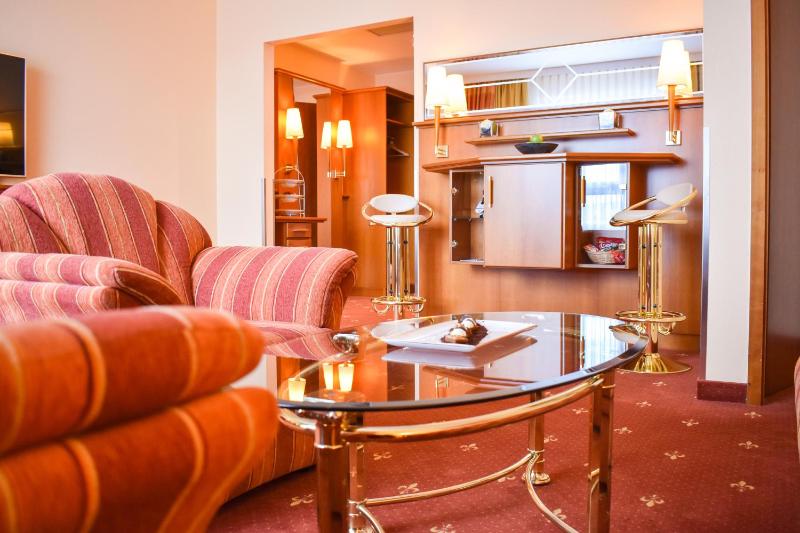 One-Bedroom Suite image 3