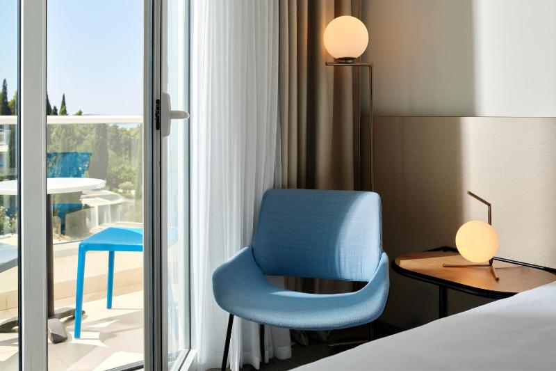 Superior Room with Balcony - Partial Sea View image 4