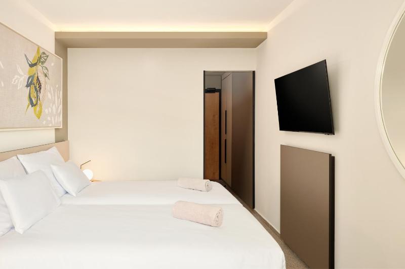 Standard Room with Balcony image 4