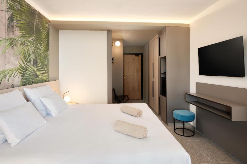 Double Room with Sea View and Balcony image 4