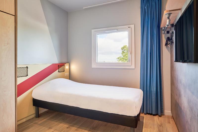 Twin Room image 4