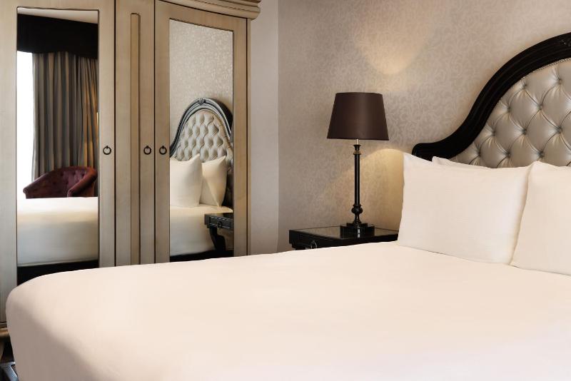 Guest Queen Room image 4