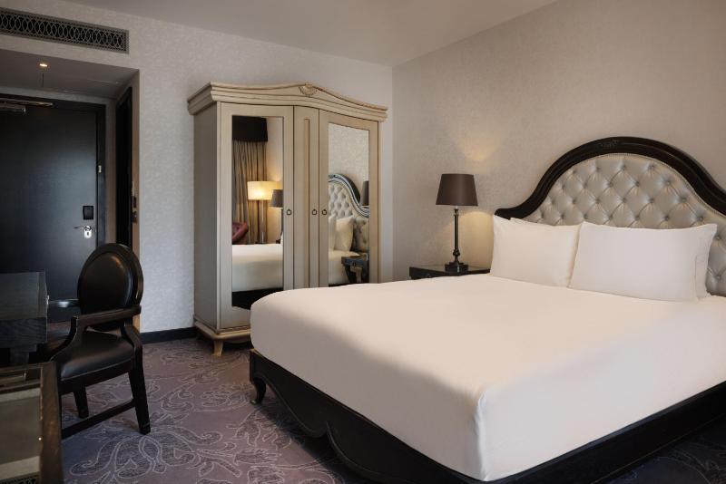 Guest Queen Room image 3