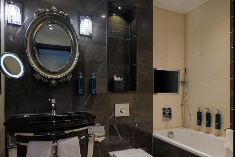Deluxe King Room image 2