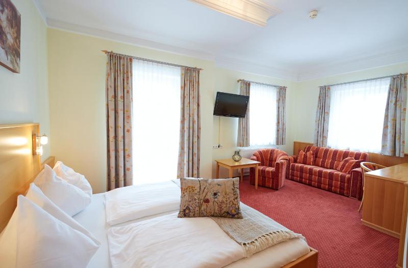 Deluxe Double or Twin Room with Balcony image 3