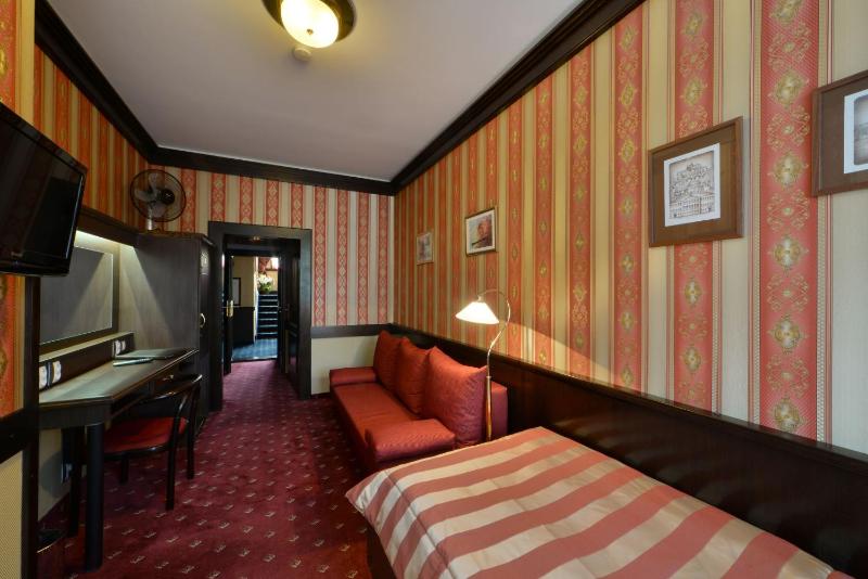 Single Room image 3