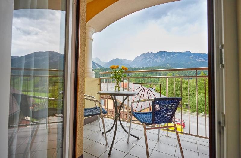 Deluxe Double or Twin Room with Balcony image 2